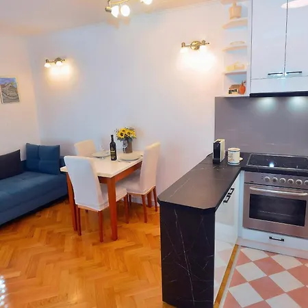 One Bedroom Terrace Parking Split